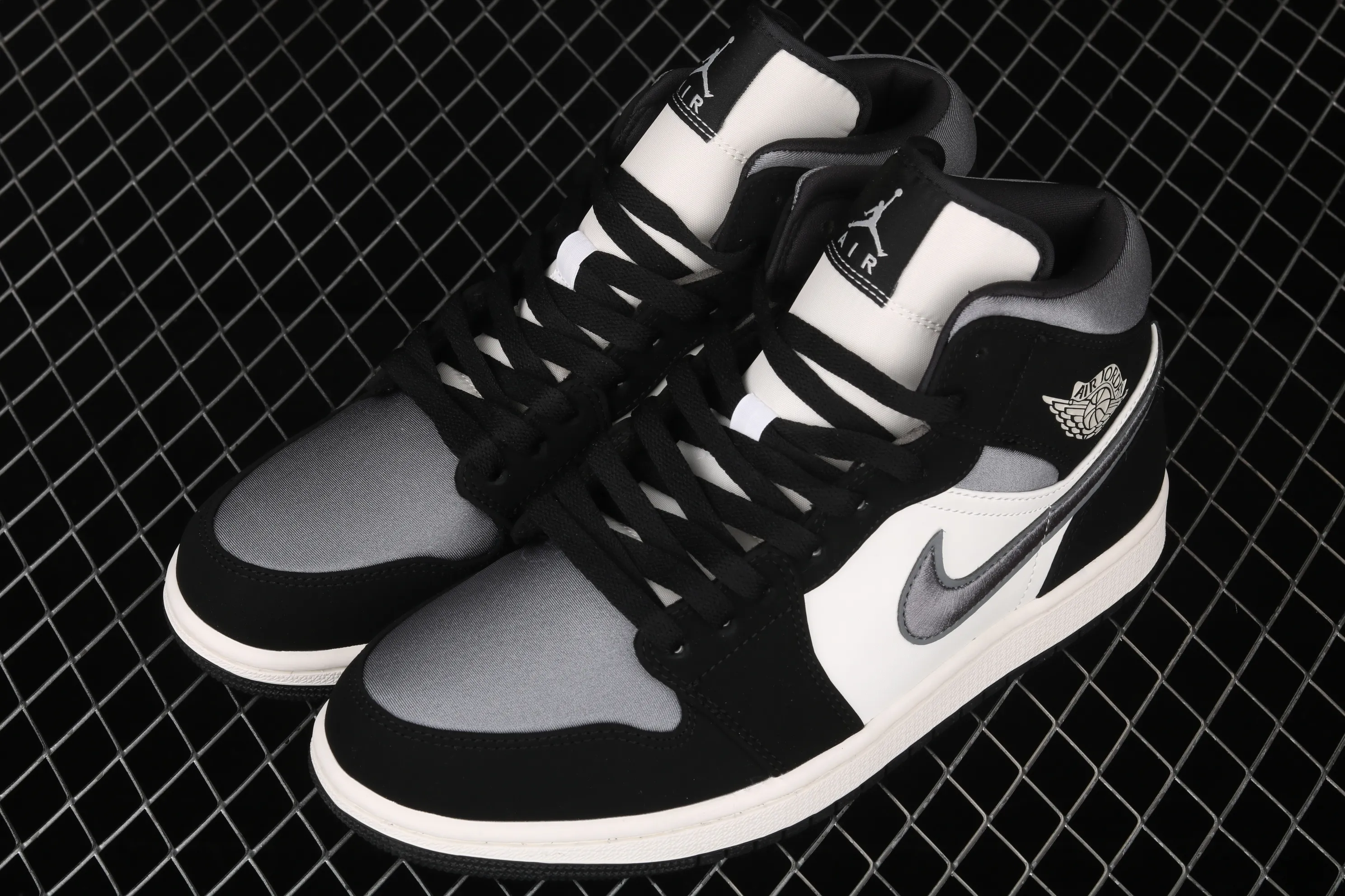 All Categories Air Jordan Jordan Series Basketball Shoes Air Jordan 1 Mid Air Jordan 1 Mid AJ1 Joe 1 Silk Earl Embroidery Thread Hook Mid-top Basketball Shoes 852542-011